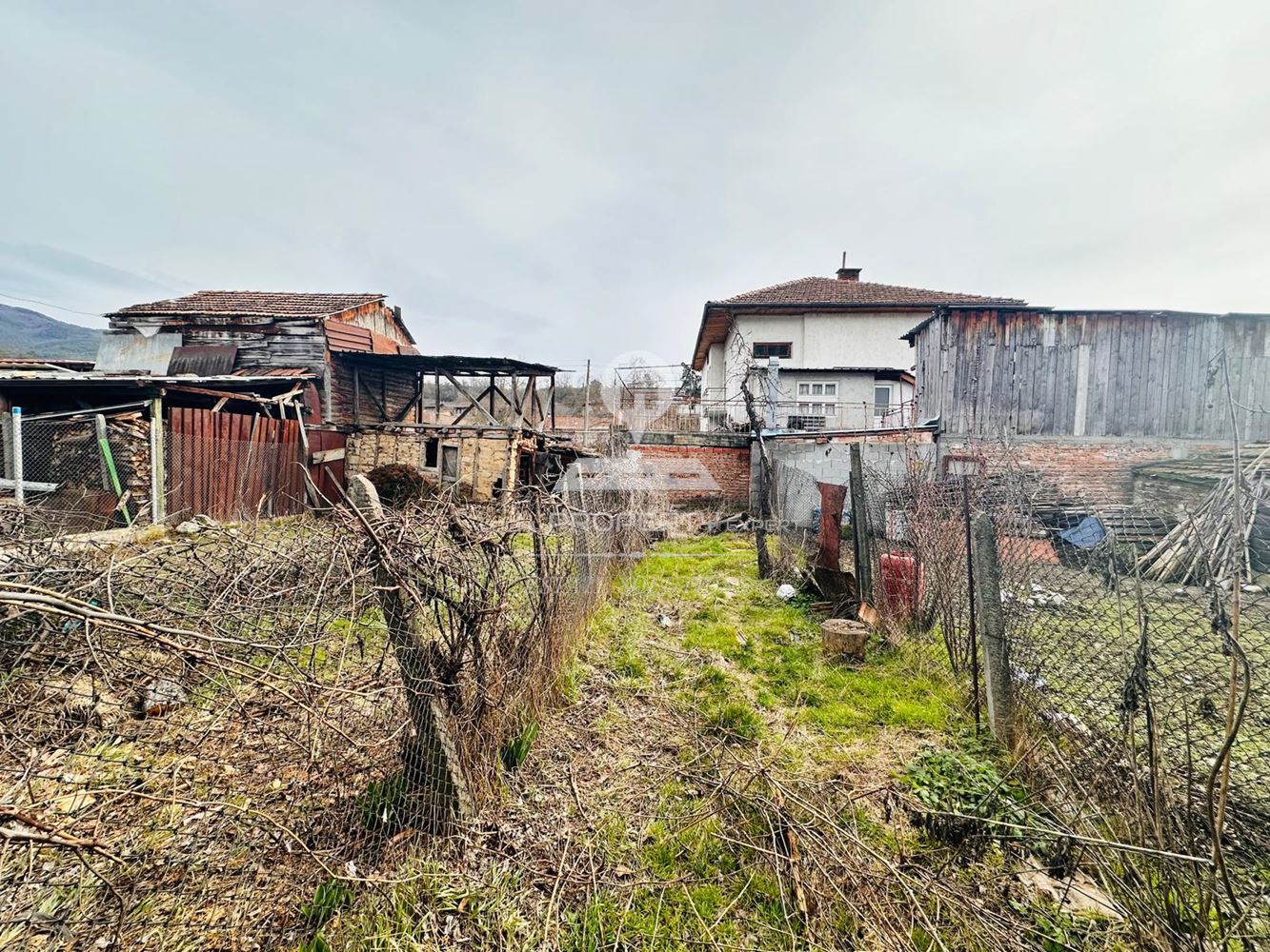 ПРОДАВА СЕ КЪЩА С ПАРЦЕЛ В ЦЕНТЪРА НА С. ЕЛЕШНИЦА, ОБЩ. РАЗЛОГ. - 0