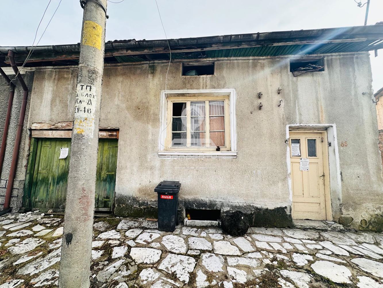 ПРОДАВА СЕ КЪЩА С ПАРЦЕЛ В ЦЕНТЪРА НА С. ЕЛЕШНИЦА, ОБЩ. РАЗЛОГ. - 0