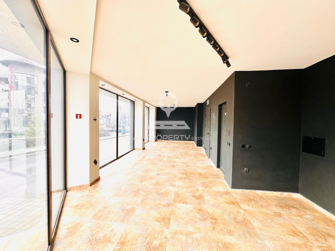 ТЪРГОВСКО ПОМЕЩЕНИЕ ПОД НАЕМ НА ТОП ЛОКАЦИЯ КВ. "ГРАМАДЕТО", УЛ. "НАЙДЕН ГЕРОВ 36", ГР. БАНСКО. - 0