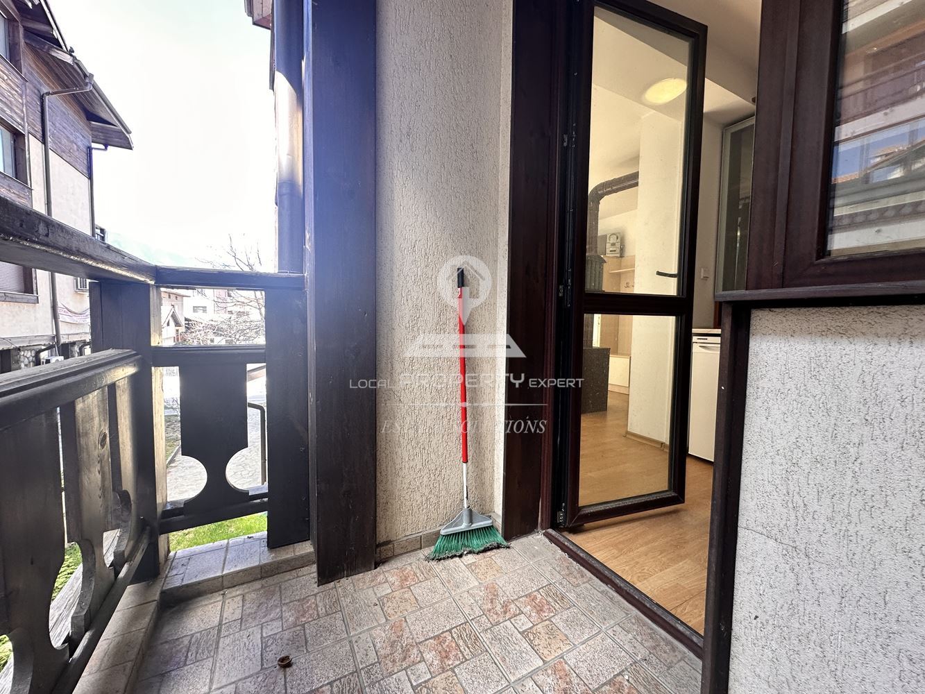 ЮЖЕН ДВУСТАЕН АПАРТАМЕНТ В ЖИЛИЩНА СГРАДА "ВИХРЕН", ГР. БАНСКО - 0