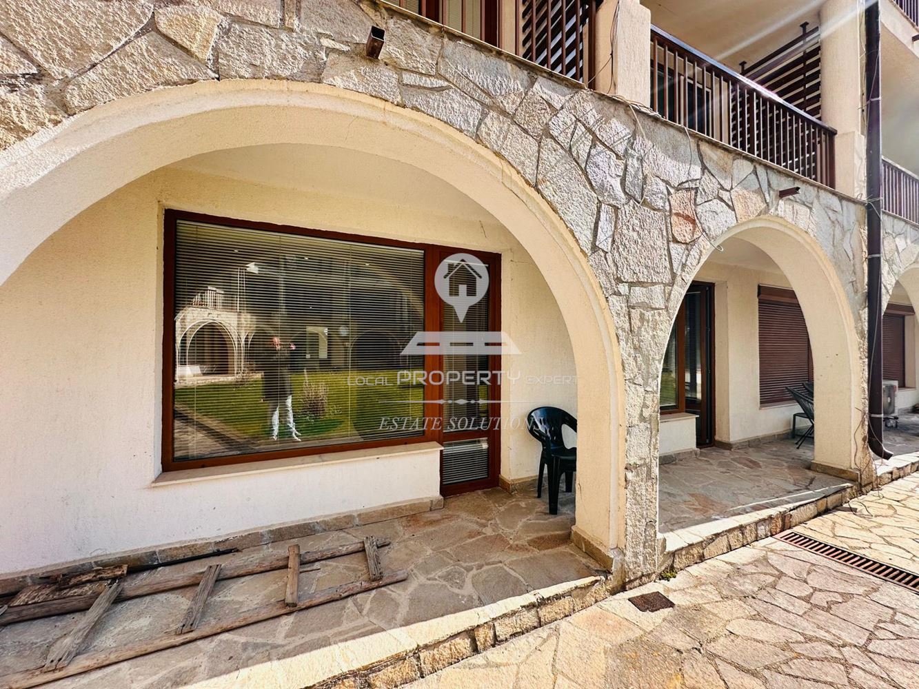 НАПЪЛНО ОБЗАВЕДЕН ТРИСТАЕН АПАРТАМЕНТ С НИСКА ТАКСА ЗА ПОДДРЪЖКА В ЖИЛИЩНА СГРАДА "МАНАСТИРА", УЛ. "НАЙДЕН ГЕРОВ", ГР. БАНСК - 0