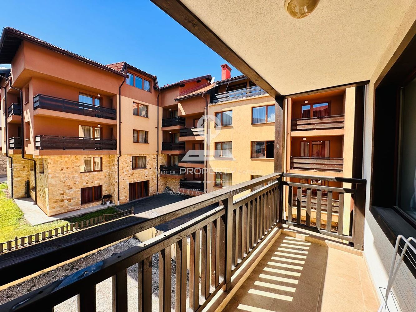 НАПЪЛНО ОБЗАВЕДЕНО СТУДИО С ЮЖНО ИЗЛОЖЕНИЕ В СГРАДА С НИСКА ТАКСА В РАЙОНА НА НАЧАЛНА СТАНЦИЯ, ЖИЛИЩНА СГРАДА "ГОНДОЛА", УЛ. - 0