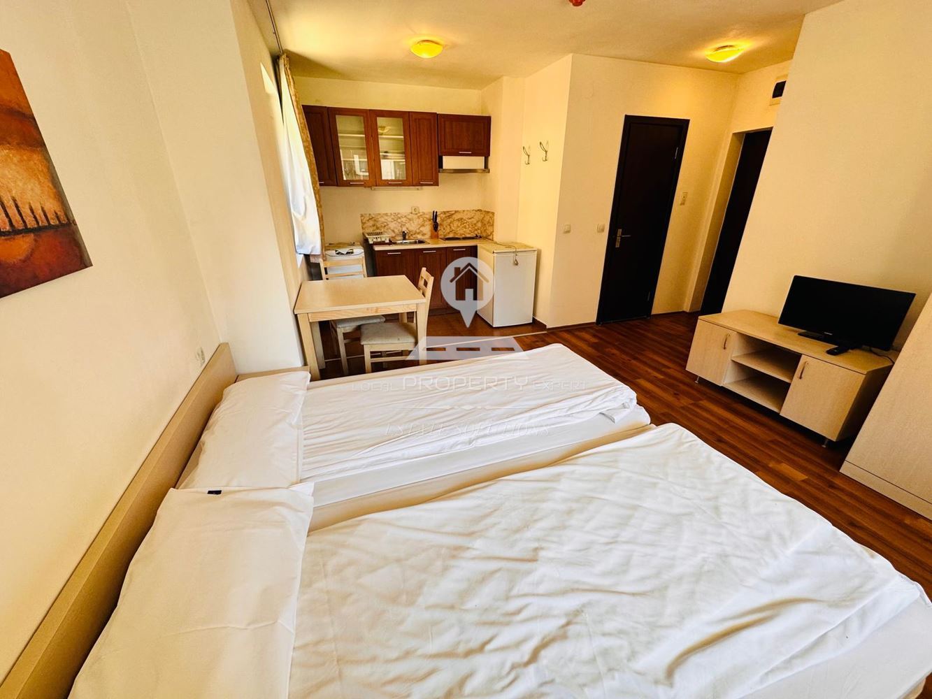 НАПЪЛНО ОБЗАВЕДЕНО СТУДИО С ЮЖНО ИЗЛОЖЕНИЕ В СГРАДА С НИСКА ТАКСА В РАЙОНА НА НАЧАЛНА СТАНЦИЯ, ЖИЛИЩНА СГРАДА "ГОНДОЛА", УЛ. - 0