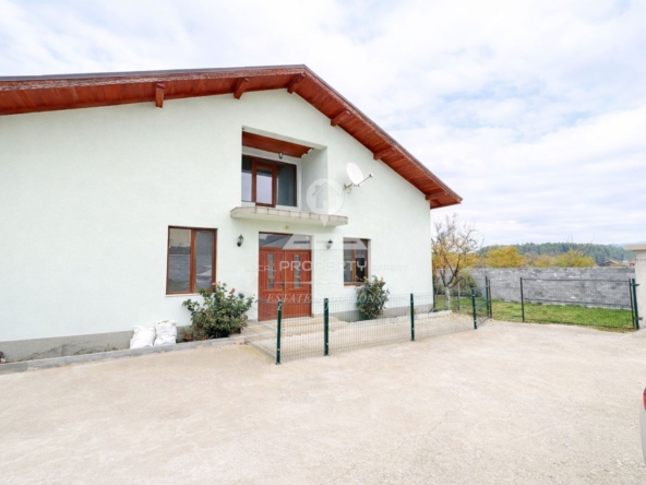 ЕДНОФАМИЛНА КЪЩА С ПРОСТОРЕН ДВОР И ТОП ЛОКАЦИЯ - ИДЕАЛЕН ЦЕНТЪР НА СЕЛО БАНЯ. - 0