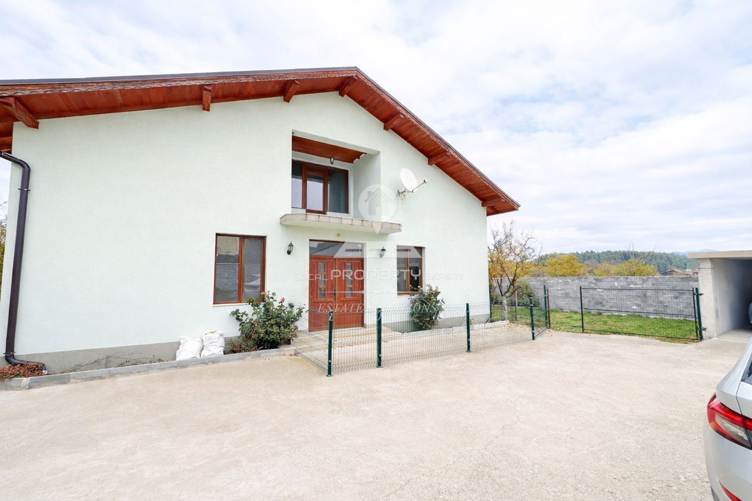 ЕДНОФАМИЛНА КЪЩА С ПРОСТОРЕН ДВОР И ТОП ЛОКАЦИЯ - ИДЕАЛЕН ЦЕНТЪР НА СЕЛО БАНЯ. - 0