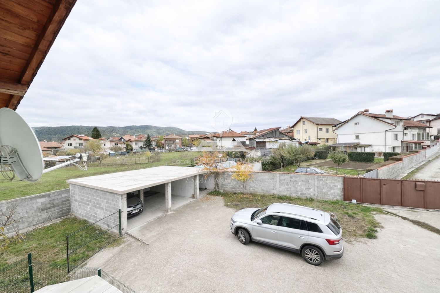 ЕДНОФАМИЛНА КЪЩА С ПРОСТОРЕН ДВОР И ТОП ЛОКАЦИЯ - ИДЕАЛЕН ЦЕНТЪР НА СЕЛО БАНЯ. - 0