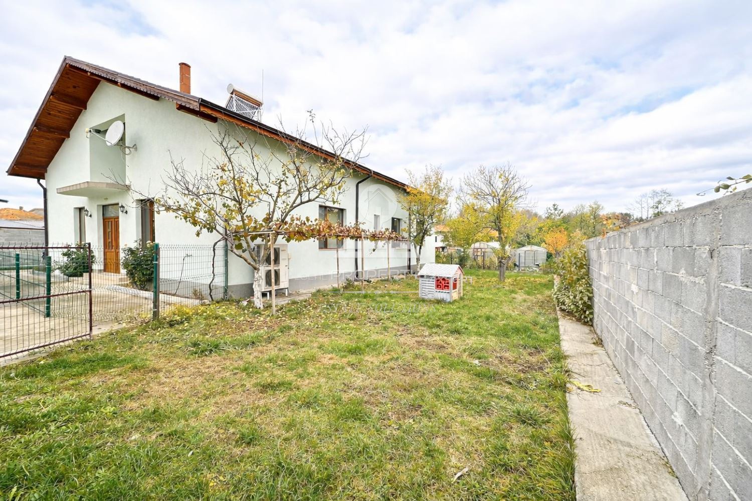 ЕДНОФАМИЛНА КЪЩА С ПРОСТОРЕН ДВОР И ТОП ЛОКАЦИЯ - ИДЕАЛЕН ЦЕНТЪР НА СЕЛО БАНЯ. - 0