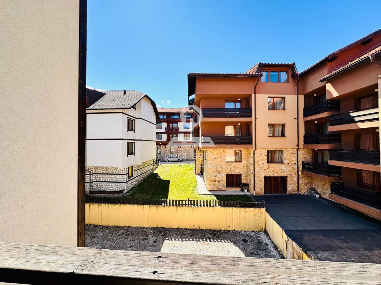 НАПЪЛНО ОБЗАВЕДЕНО СТУДИО С ЮЖНО ИЗЛОЖЕНИЕ В СГРАДА С НИСКА ТАКСА В РАЙОНА НА НАЧАЛНА СТАНЦИЯ, ЖИЛИЩНА СГРАДА "ГОНДОЛА", УЛ. - 0