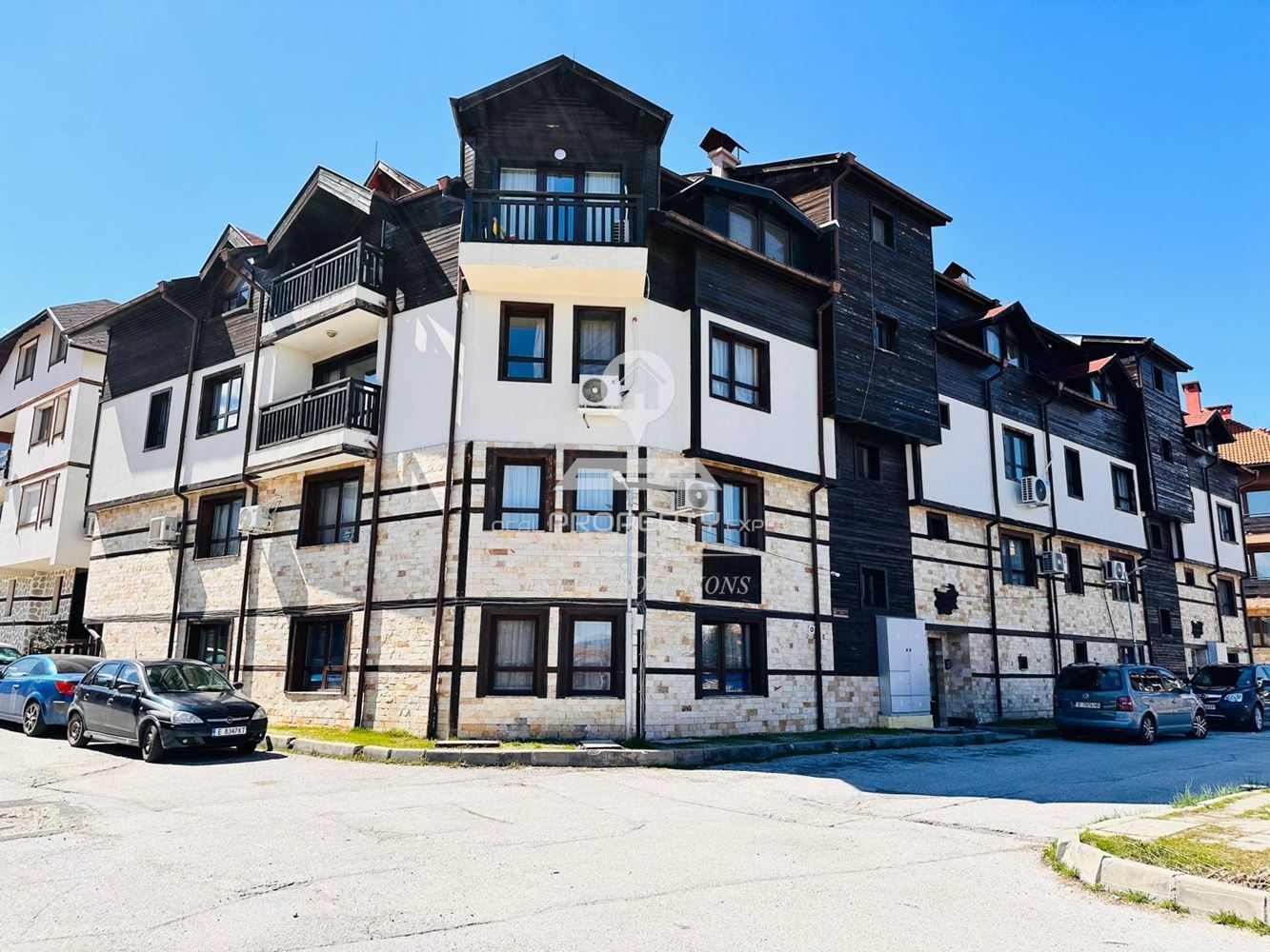 НАПЪЛНО ОБЗАВЕДЕНО СТУДИО С ЮЖНО ИЗЛОЖЕНИЕ В СГРАДА С НИСКА ТАКСА В РАЙОНА НА НАЧАЛНА СТАНЦИЯ, ЖИЛИЩНА СГРАДА "ГОНДОЛА", УЛ. - 0