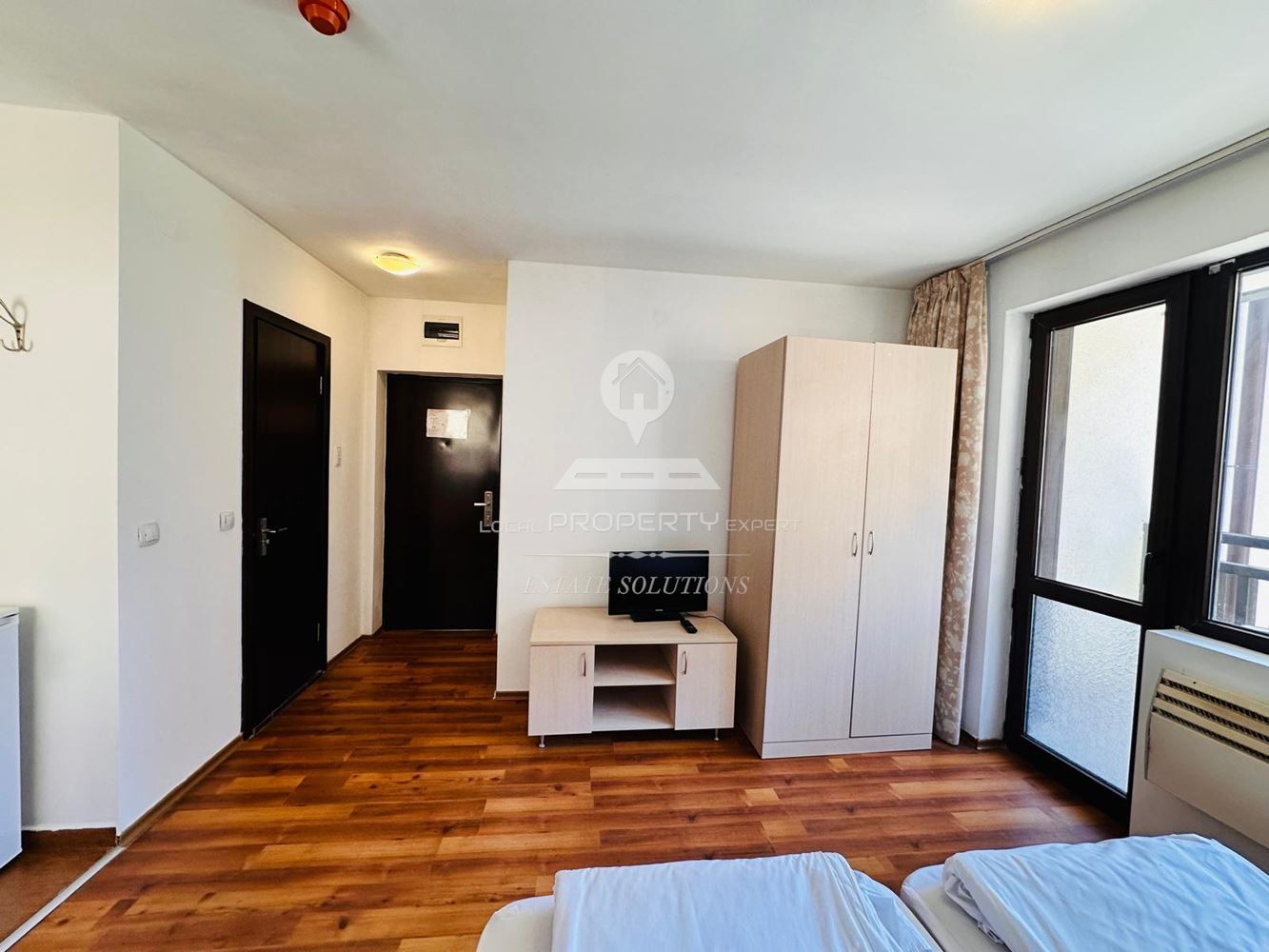 НАПЪЛНО ОБЗАВЕДЕНО СТУДИО С ЮЖНО ИЗЛОЖЕНИЕ В СГРАДА С НИСКА ТАКСА В РАЙОНА НА НАЧАЛНА СТАНЦИЯ, ЖИЛИЩНА СГРАДА "ГОНДОЛА", УЛ. - 0