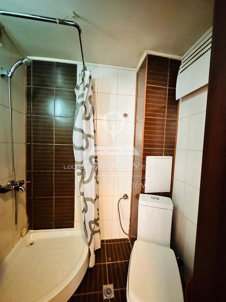 НАПЪЛНО ОБЗАВЕДЕНО СТУДИО С ЮЖНО ИЗЛОЖЕНИЕ В СГРАДА С НИСКА ТАКСА В РАЙОНА НА НАЧАЛНА СТАНЦИЯ, ЖИЛИЩНА СГРАДА "ГОНДОЛА", УЛ. - 0