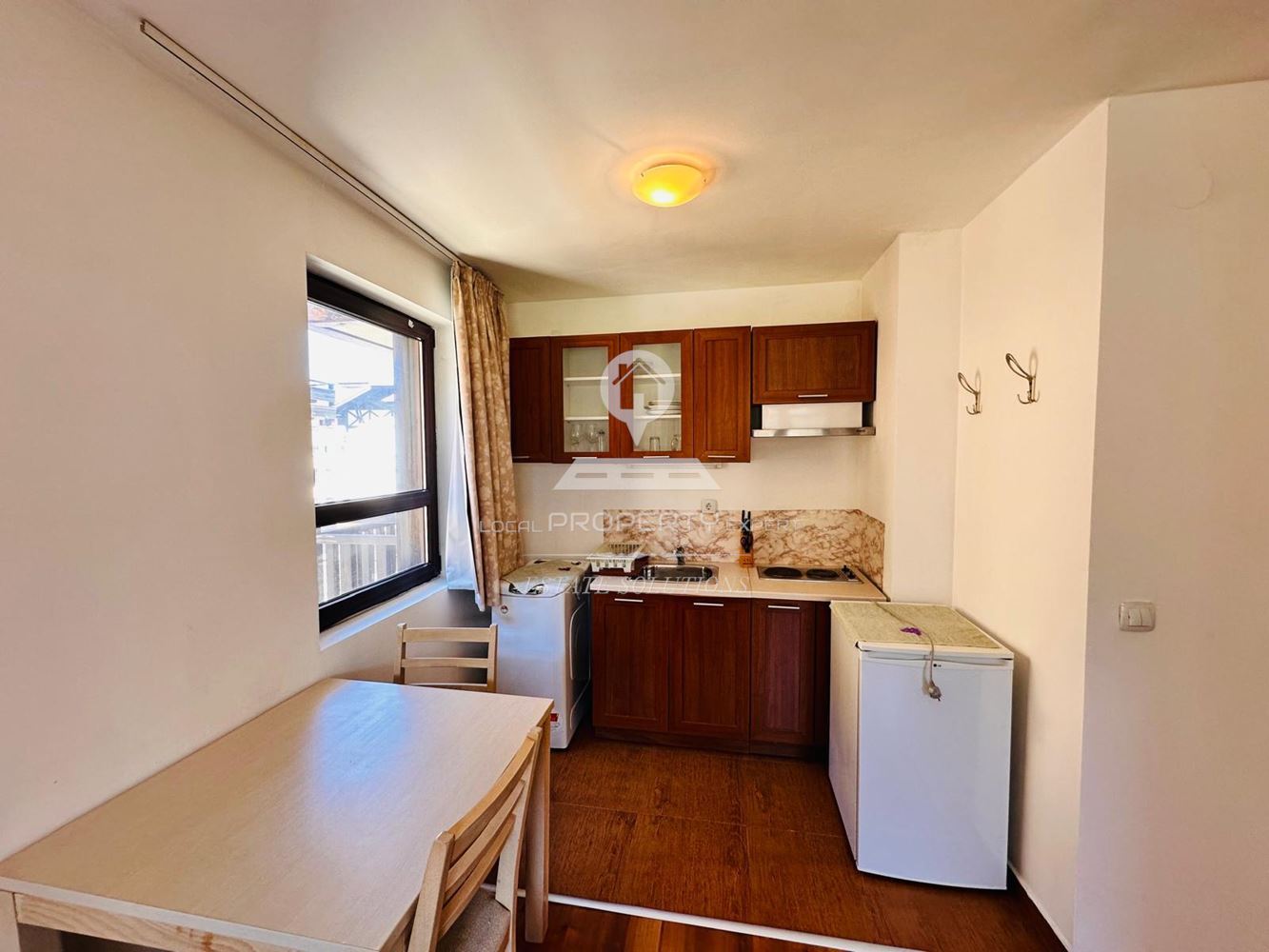 НАПЪЛНО ОБЗАВЕДЕНО СТУДИО С ЮЖНО ИЗЛОЖЕНИЕ В СГРАДА С НИСКА ТАКСА В РАЙОНА НА НАЧАЛНА СТАНЦИЯ, ЖИЛИЩНА СГРАДА "ГОНДОЛА", УЛ. - 0