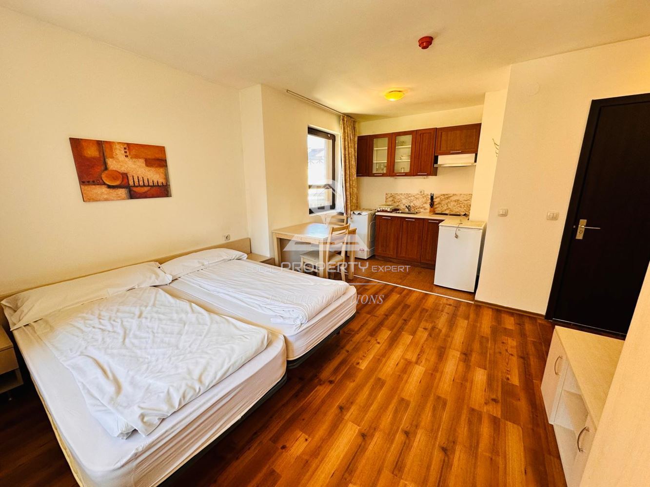 НАПЪЛНО ОБЗАВЕДЕНО СТУДИО С ЮЖНО ИЗЛОЖЕНИЕ В СГРАДА С НИСКА ТАКСА В РАЙОНА НА НАЧАЛНА СТАНЦИЯ, ЖИЛИЩНА СГРАДА "ГОНДОЛА", УЛ. - 0