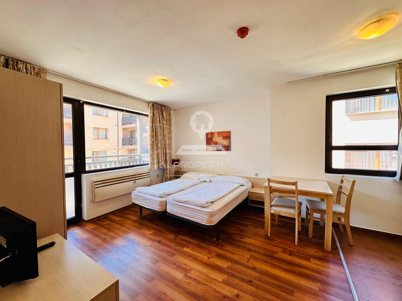 НАПЪЛНО ОБЗАВЕДЕНО СТУДИО С ЮЖНО ИЗЛОЖЕНИЕ В СГРАДА С НИСКА ТАКСА В РАЙОНА НА НАЧАЛНА СТАНЦИЯ, ЖИЛИЩНА СГРАДА "ГОНДОЛА", УЛ. - 0