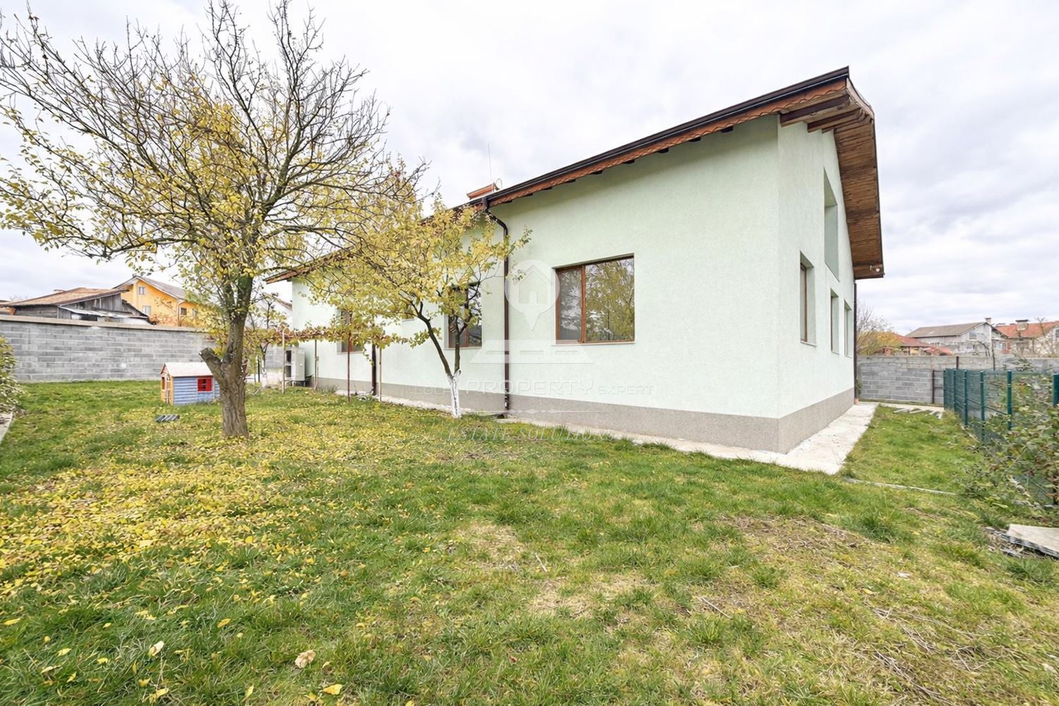 ЕДНОФАМИЛНА КЪЩА С ПРОСТОРЕН ДВОР И ТОП ЛОКАЦИЯ - ИДЕАЛЕН ЦЕНТЪР НА СЕЛО БАНЯ. - 0