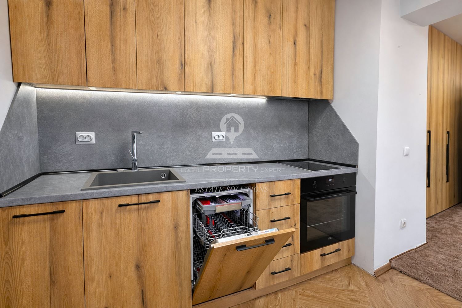 ПРОСТОРЕН ТРИСТАЕН АПАРТАМЕНТ СЪС СТИЛНО ОБЗАВЕЖДАНЕ В КОМПЛЕКС "PANORAMA RISORT" ГР. БАНСКО - 0