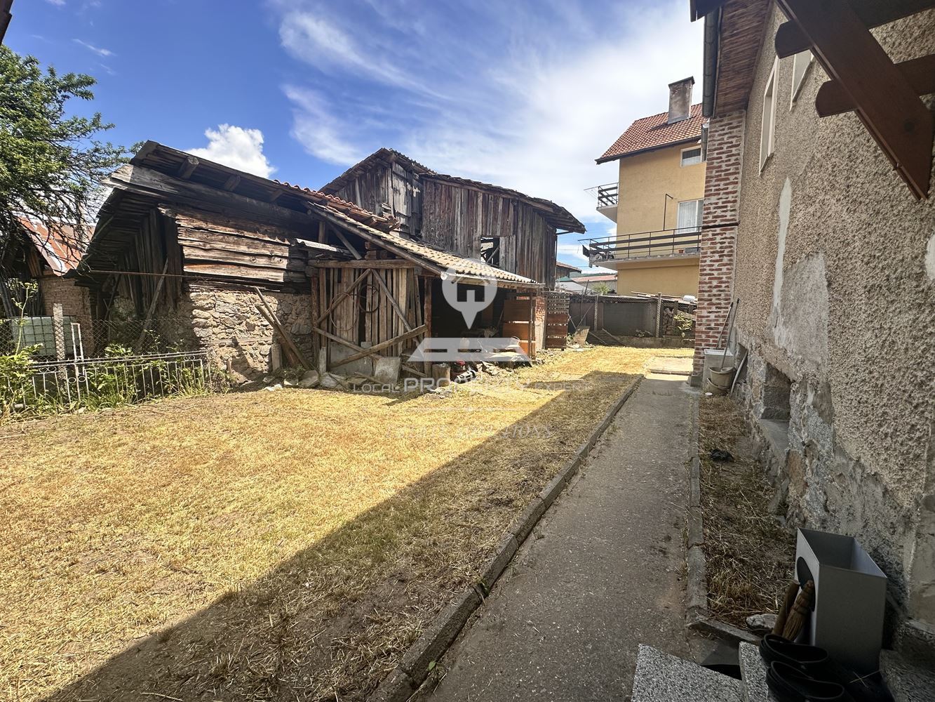 ПРОСТОРНА КЪЩА С ДВОР И ГАРАЖ В ГР. ДОБРИНИЩЕ - 0